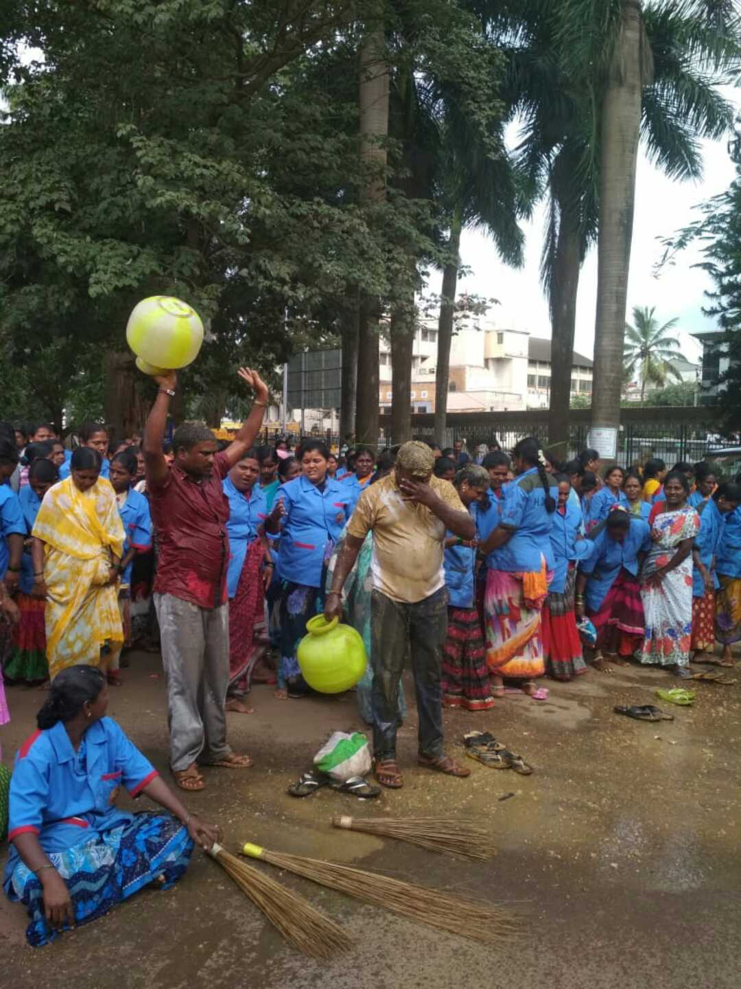 ಮೈಮೇಲೆ ಮಲ ಸುರಿದುಕೊಂಡು ಪೌರಕಾರ್ಮಿಕರ ಪ್ರತಿಭಟನೆ