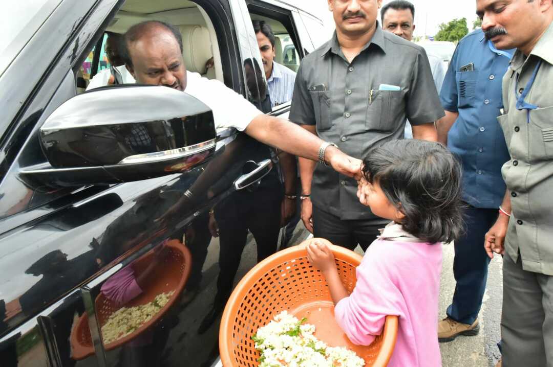 ಹೂವಮ್ಮ ಎನ್ನುತ್ತಿದ್ದ ಬಾಲಕಿಗೆ ಓದಮ್ಮ ಎಂದ ಸಿಎಂ: ಬಾಲಕಿಗೆ ಸಿಕ್ತು ಕುಮಾರ ಹಸ್ತ