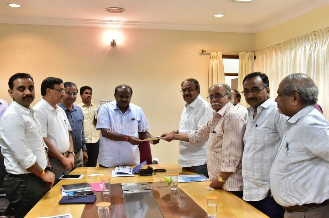 ಹಿರಿಯ ನಟಿ ಲಕ್ಷ್ಮೀಗೆ ಡಾ.ರಾಜ್ ಪ್ರಶಸ್ತಿ, ಕಲಾಸಾಮ್ರಾಟನ ಮುಡಿಗೆ ಪುಟ್ಟಣ್ಣ ಕಣಗಾಲ್ ಪ್ರಶಸ್ತಿ