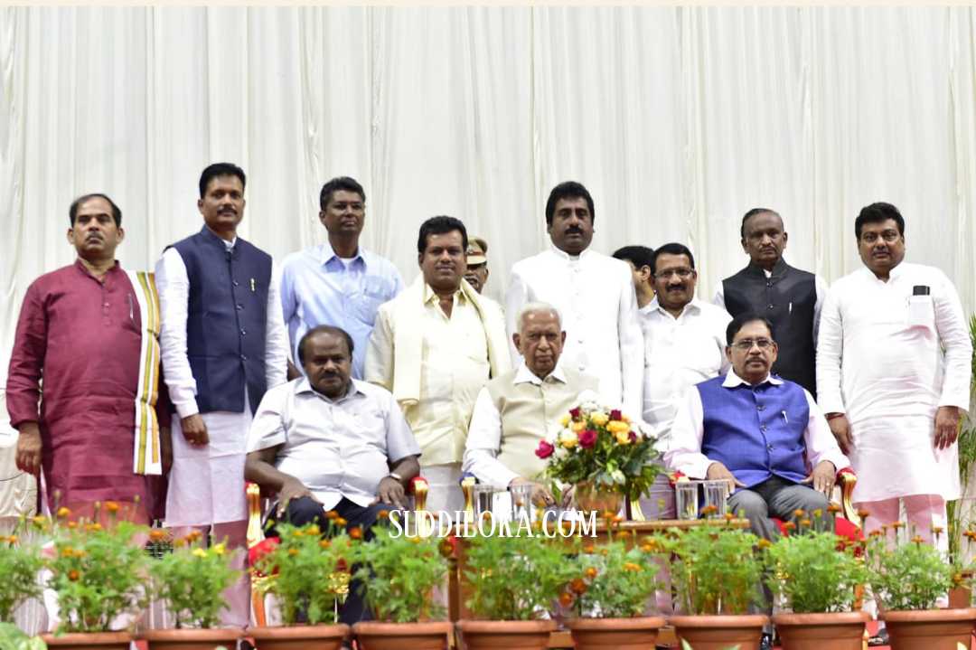 ಎಂಟು ಮಂದಿ ನೂತನ ಸಚಿವರ ಪ್ರಮಾಣ ವಚನ ಸ್ವೀಕಾರ:ರಹೀಂಖಾನ್ ಇಂಗ್ಲೀಷ್ ನಲ್ಲಿ ಪ್ರಮಾಣವಚನ ಸ್ವೀಕಾರ!