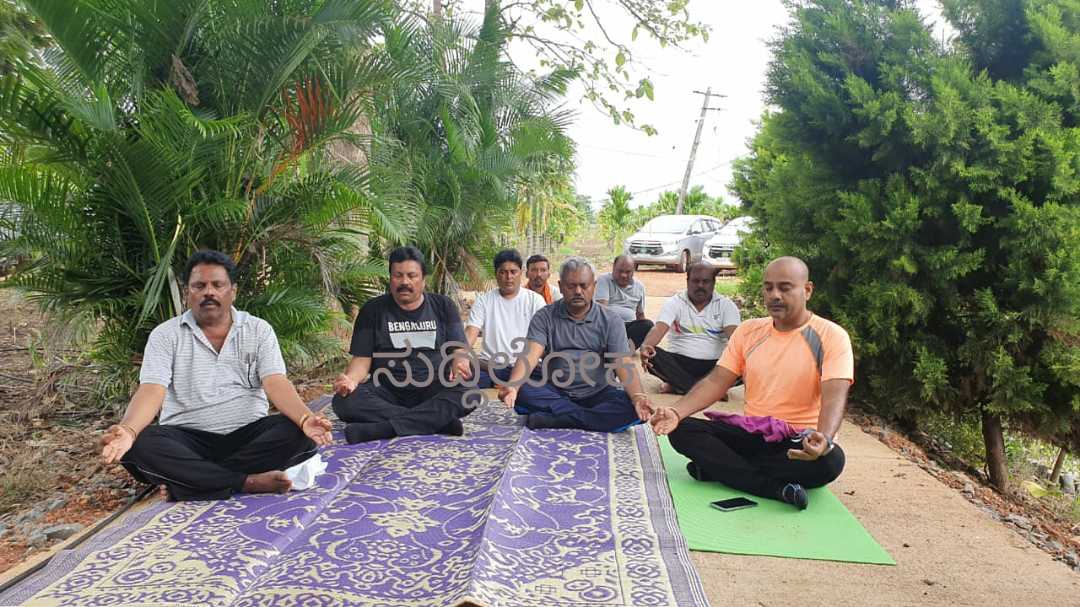 ಸ್ವಗ್ರಾಮ ಯಲವಾಳ ತೋಟದಲ್ಲಿ ಯೋಗ ಮಾಡಿದ ಕೃಷಿ ಸಚಿವ ಬಿ.ಸಿ ಪಾಟೀಲ್