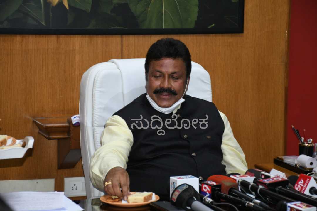ರೈತರು ಆದಷ್ಟು ಬೇಗ ತಪ್ಪದೇ ಆಧಾರ್ ಸಂಖ್ಯೆಗೆ ಬ್ಯಾಂಕ್ ಅಕೌಂಟನ್ನು ಜೋಡಣೆ‌ ಮಾಡಿ:ಬಿ.ಸಿ.ಪಾಟೀಲ್