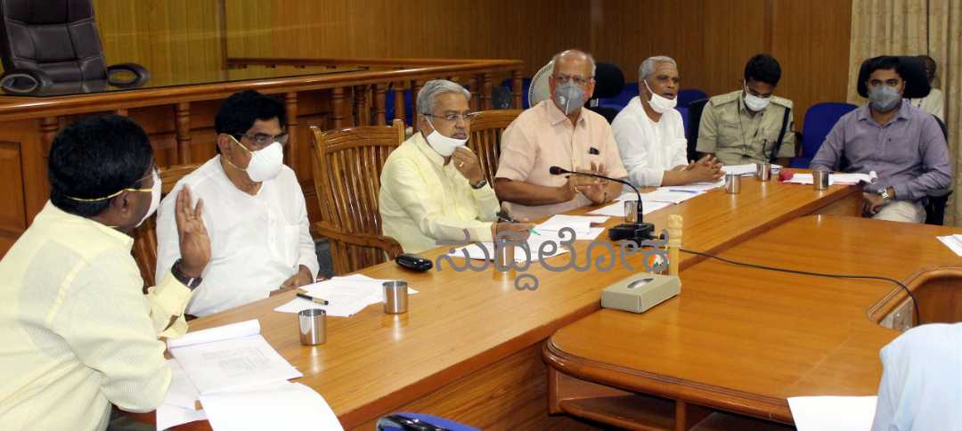 ಬಾಗಲಕೋಟೆ : ಕೋವಿಡ್ ಪ್ರಕರಣ ಹೆಚ್ಚಾಗುವ ಪ್ರದೇಶಗಳಲ್ಲಿ ಲಾಕ್‍ಡೌನ್‍ಗೆ ಡಿಸಿಎಂ‌ ಸೂಚನೆ