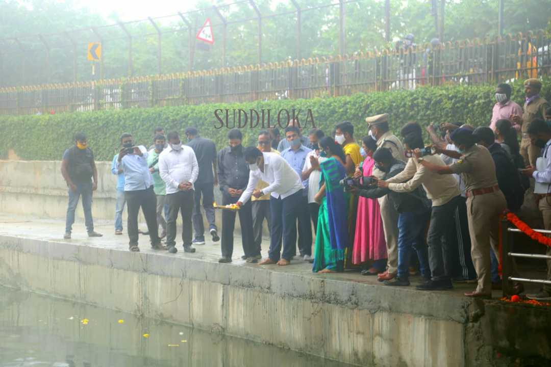 The scenic tank filled to the brim after 12 years DCM Ashwatha Narayana offers ‘bagina’ at Sankey Tank