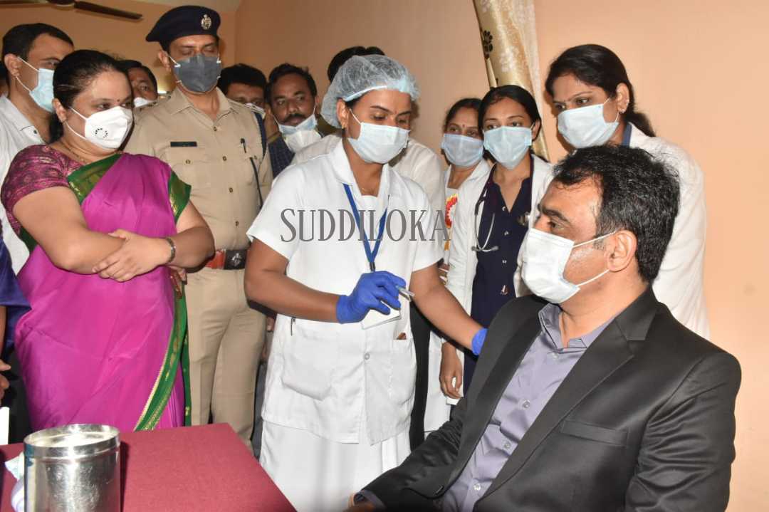 ರಾಮನಗರ ಆಸ್ಪತ್ರೆಯಲ್ಲಿ ಸ್ವತಃ ಕೋವಿಡ್ ಲಸಿಕೆ ತಾಲೀಮಿಗೆ ಒಳಗಾದ ಡಿಸಿಎಂ