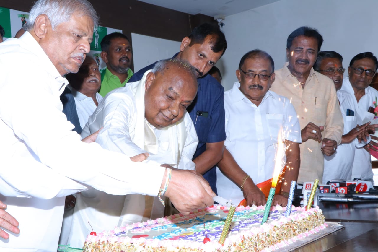 93ನೇ ವರ್ಷಕ್ಕೆ ಕಾಲಿಟ್ಟಿ ದೇವೇಗೌಡರು: ಕಾರ್ಯಕರ್ತರ ಜತೆ ಕೇಕ್ ಕತ್ತರಿಸಿ ಸಂಭ್ರಮ