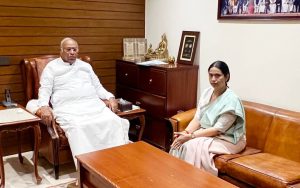 ಗೃಹಲಕ್ಷ್ಮಿ ಯೋಜನೆ ಕುರಿತು ಎಐಸಿಸಿ ಅಧ್ಯಕ್ಷರಿಗೆ ಮಾಹಿತಿ ನೀಡಿದ ಲಕ್ಷ್ಮಿ ಹೆಬ್ಬಾಳ್ಕರ್