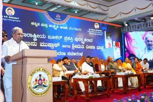 ಸಾಹಿತ್ಯದ ಮೂಲಕ ಸಮಾಜವನ್ನು ಒಗ್ಗೂಡಿಸಬೇಕೇ ಹೊರತು ವಿಭಜಿಸಬಾರದು: ಸಿ.ಎಂ.ಸಿದ್ದರಾಮಯ್ಯ