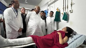 ವಿಮಾನ ದುರಂತ; ಅಹಮದಾಬಾದ್ ಜನರಲ್ ಆಸ್ಪತ್ರೆಯಲ್ಲಿ ಗಾಯಾಳುಗಳ ಆರೋಗ್ಯ ವಿಚಾರಿಸಿದ ಕಾಂಗ್ರೆಸ್ ನಾಯಕರು