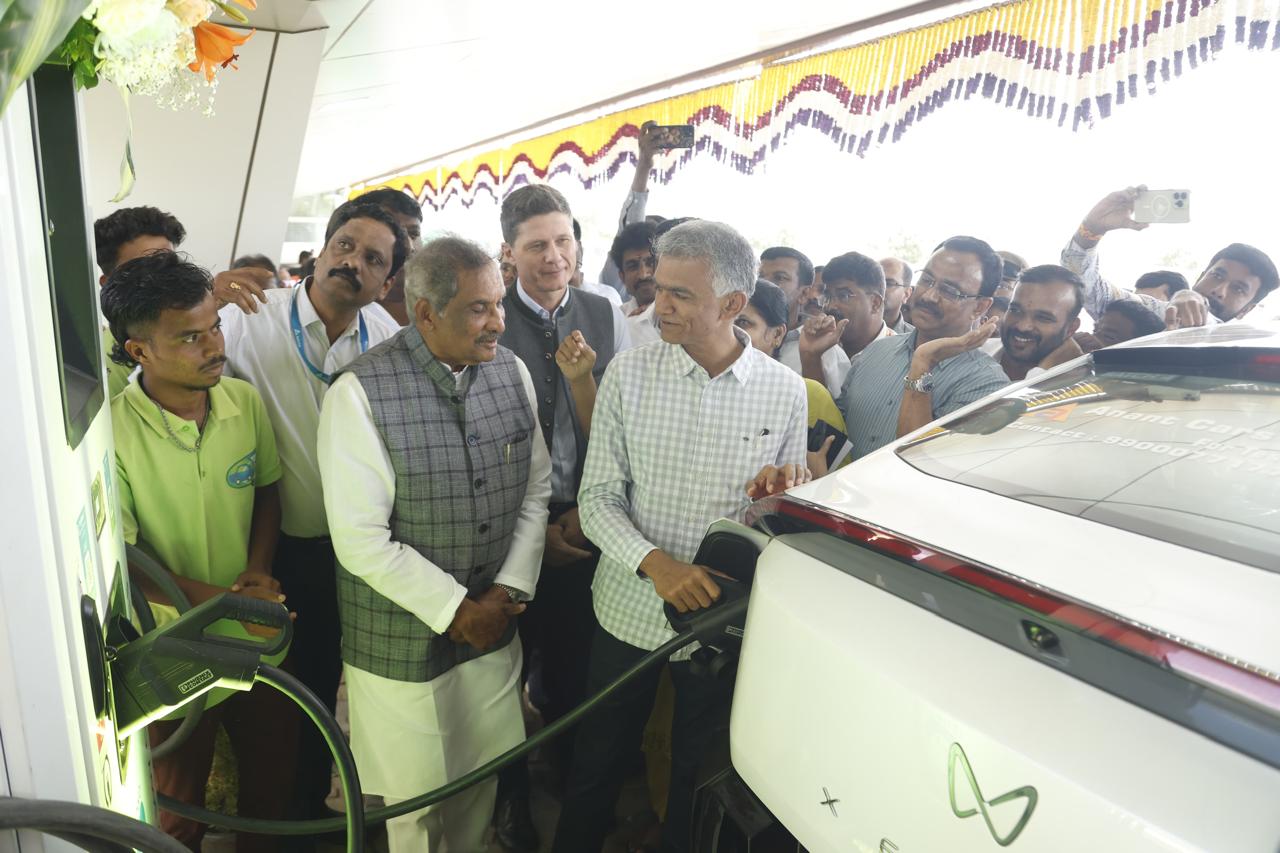 ದೇಶದ ಪ್ರಥಮ ಸೌರಶಕ್ತಿ ಸೆಕೆಂಡ್ ಲೈಫ್ ಬ್ಯಾಟರಿ ಸಂಯೋಜಿತ &#8216;ಇವಿ ಹಬ್&#8217; ಲೋಕಾರ್ಪಣೆ