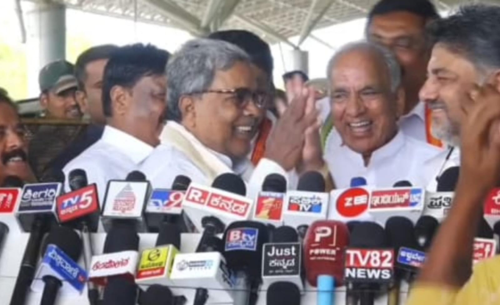 ನಾವು ಒಟ್ಟಾಗಿದ್ದೇವೆ; ಡಿಕೆ ಶಿವಕುಮಾರ್ ಕೈಹಿಡಿದು ಪೋಸ್ ಕೊಟ್ಟ ಸಿಎಂ