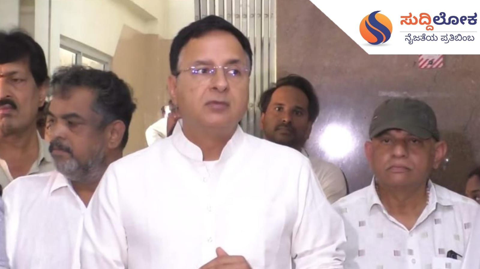 ಸಮಸ್ಯೆಗಳಿದ್ದರೆ ಬರವಣಿಗೆ ರೂಪದಲ್ಲಿ ನೀಡಿ; ಅಸಮಧಾನಿತರಿಗೆ ಸುರ್ಜೇವಾಲ ಸೂಚನೆ