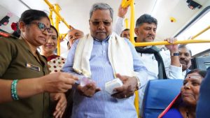 ಕಂಡಕ್ಟರ್ ಆದ ಸಿದ್ದರಾಮಯ್ಯ; ಉಚಿತ ಪ್ರಯಾಣದ 500ನೇ ಕೋಟಿ ಮಹಿಳೆಗೆ ಸಾಂಕೇತಿಕವಾಗಿ ಟಿಕೆಟ್ ವಿತರಿಸಿದ ಸಿಎಂ