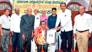 ಹಿರೇಗುಂಜಳದ ಸಾವಯವ ಕೃಷಿಕ ಮಲ್ಲೇಶಪ್ಪ ಬಿಸಿರೊಟ್ಟಿ ಅವರಿಗೆ ಬಸವ ಕೃಷಿ ಪ್ರಶಸ್ತಿ ಪ್ರದಾನ