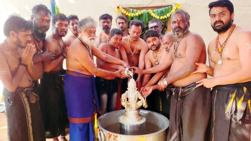 ಅಮ್ಮಿನಬಾವಿ: ಶ್ರೀಅಯ್ಯಪ್ಪಸ್ವಾಮಿಗೆ ಕ್ಷೀರಾಭಿಷೇಕ ಮಹಾಪೂಜೆ