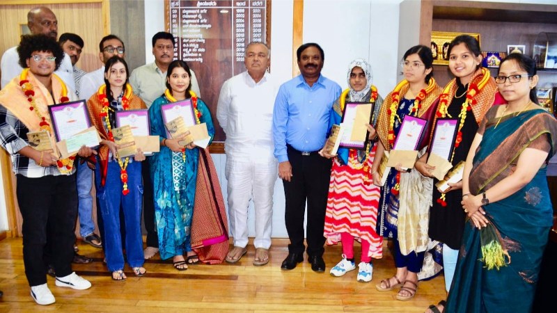 ಚಿನ್ನದ ಪದಕ ಗೆದ್ದ ಸಾರಿಗೆ ನಿಗಮದ ಸಿಬ್ಬಂದಿ ಮಕ್ಕಳು: ವಿದ್ಯಾರ್ಥಿಗಳ ಸನ್ಮಾನಿಸಿದ ಸಾರಿಗೆ ಸಚಿವರು