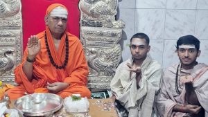 ಕಾಶಿ ಪೀಠದ ಹಿರಿಯ ಜಗದ್ಗುರುಗಳಿಂದ ಪಶ್ಚಿಮ ಬಂಗಾಲದ ತರುಣರಿಗೆ ಇಷ್ಟ ಲಿಂಗದೀಕ್ಷೆ