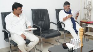 ‘ಕರಿಟೋಪಿ’ ಸಂಘರ್ಷದಿಂದ ‘ಕೈ’ ಕುಲುಕುವವರೆಗೆ; ಡಿ.ಕೆ. ಶಿವಕುಮಾರ್ – ಮುನಿರತ್ನ ಭೇಟಿಯ ರಾಜಕೀಯ ಲೆಕ್ಕಾಚಾರವೇನು?