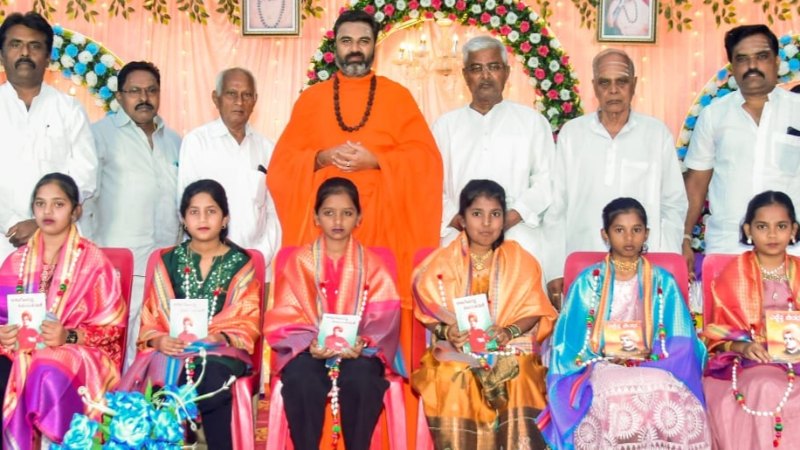 ಚಿಣ್ಣರ ಸಾಂಸ್ಕೃತಿಕ ಹಬ್ಬ ಉದ್ಘಾಟಿಸಿದ ಅಮ್ಮಿನಬಾವಿಯ ಶ್ರೀಅಭಿನವ ಶಾಂತಲಿಂಗ ಶಿವಾಚಾರ್ಯ ಸ್ವಾಮೀಜಿ