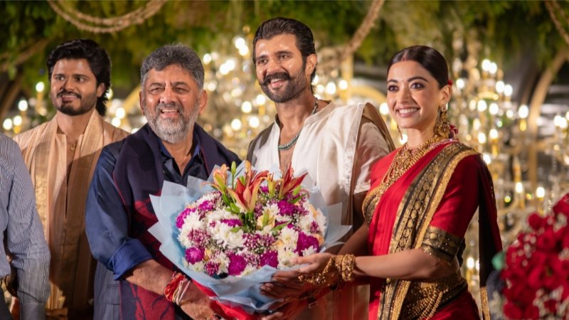 ಹೈದರಾಬಾದ್‌ನಲ್ಲಿ ವಿಜಯ್-ರಶ್ಮಿಕಾ ಅದ್ಧೂರಿ ರಿಸೆಪ್ಷನ್; ಮೈಸೂರು ರೇಷ್ಮೆ ಸೀರೆಯಲ್ಲಿ ಮಿಂಚಿದ ಶ್ರೀವಲ್ಲಿ!