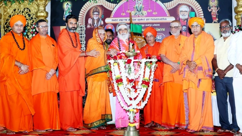 ಮೊದಲು ಮಾನವನಾಗುವುದನ್ನು ರೂಢಿಸಿಕೊಳ್ಳಿ: ರಂಭಾಪುರಿ ಜಗದ್ಗುರುಗಳ ಸಂದೇಶ