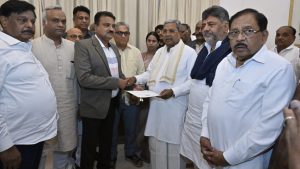 2,902 ದಿನಗಳ ಆಡಳಿತಕ್ಕೆ ತೆರೆ: ಭಾವುಕರಾಗಿ ಸಿಎಂ ಸ್ಥಾನಕ್ಕೆ ರಾಜೀನಾಮೆ ನೀಡಿದ ಸಿದ್ದರಾಮಯ್ಯ!