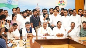 ರಾಷ್ಟ್ರ ರಾಜಕಾರಣಕ್ಕೆ ಹೋಗಲ್ಲ, ಕರ್ನಾಟಕದಲ್ಲೇ ಇರುವೆ: ದೆಹಲಿ ಆಫರ್ ತಿರಸ್ಕರಿಸಿದ ಸಿದ್ದರಾಮಯ್ಯ!