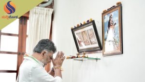 ಪಟ್ಟಾಭಿಷೇಕಕ್ಕೂ ಮುನ್ನವೇ ಸಿಎಂ ಕಚೇರಿಯಲ್ಲಿ ವಾಸ್ತು ಕಸರತ್ತು: ಕುರ್ಚಿ ದಿಕ್ಕು ಬದಲಿಸಿ ನೊಣವಿನಕೆರೆ ಅಜ್ಜಯ್ಯನ ಫೋಟೋ ಇಟ್ಟ ಡಿ.ಕೆ. ಶಿವಕುಮಾರ್!